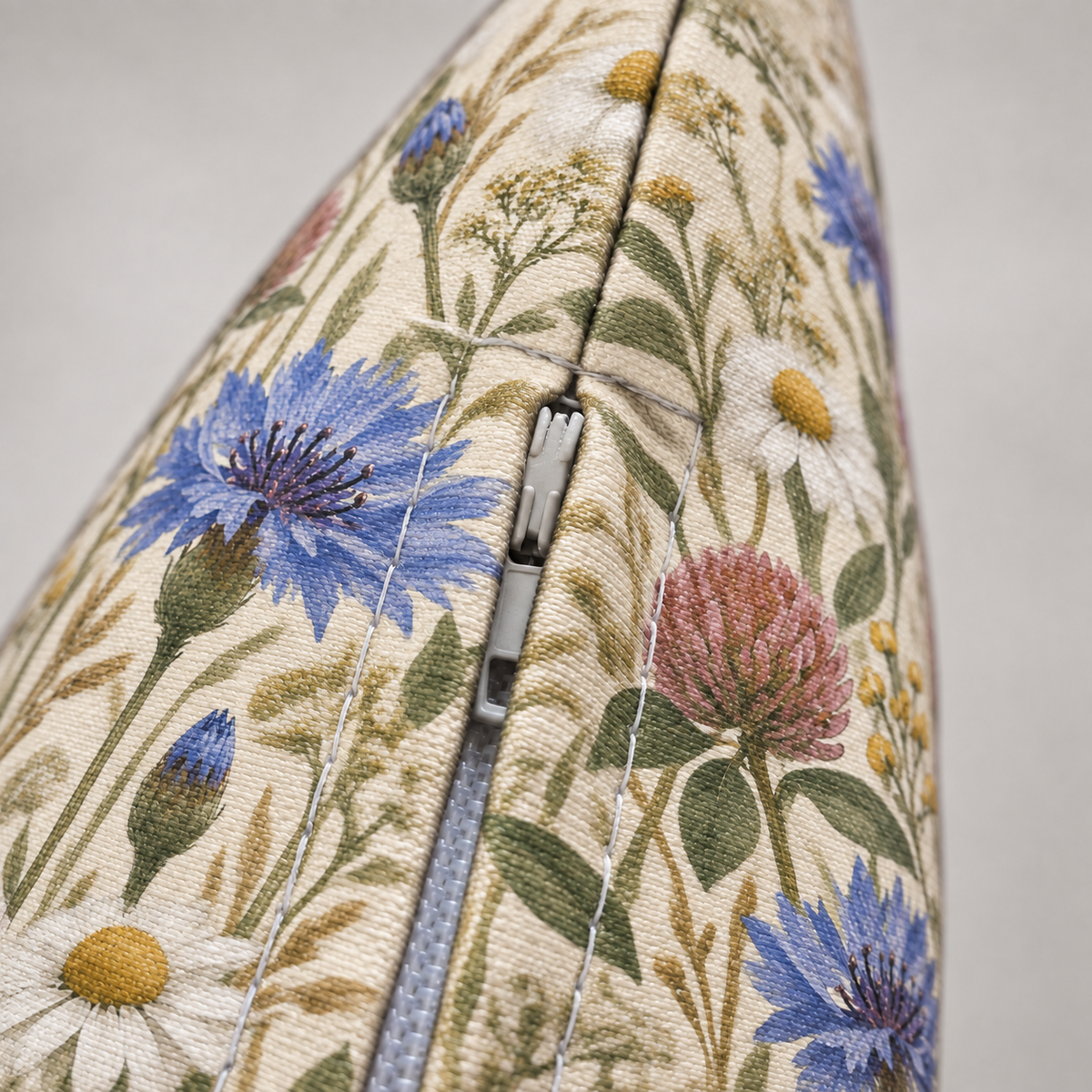 Dekokissen Biene Wildblumen, 40 × 40 cm